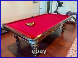 Beautiful pool table 9 feet long, very good condition